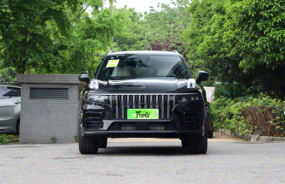 Lynk & Co 09 price